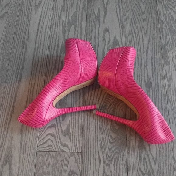 Beautiful heels by Alice and Olivia🌸🌷🍀 - Picture 4 of 9